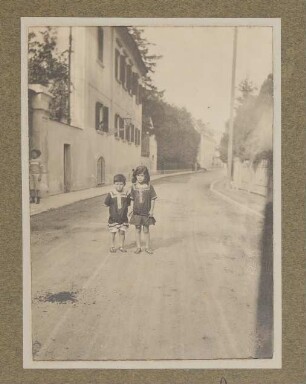 Christiane (rechts) und Franz von Hofmannsthal als Kinder auf der Straße vor dem Rodauner Haus