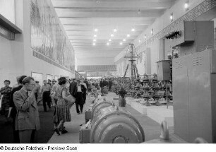 Exponate der Elektrotechnik im chinesischen Pavillon der Leipziger Herbstmesse 1954