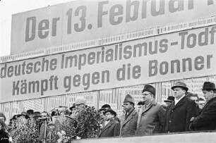 Dresden, Gedenkveranstaltungen anlässlich des 20. Jahrestages des anglo-amerikanischen Luftangriffes auf Dresden am 13./14. Februar 1945, Kranzniederlegung von französischen Gästen am Ehrenmal für die Opfer des Bombenangriffes , Großkundgebung mit Hermann Matern, 13. Februar 1965