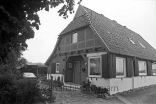 Tralau: Poststelle in Haus mit Fachwerkgiebel: davor Auffahrt mit Pkw