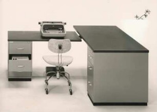 Pohlschröder L-Form-Einheit bestehend aus Organisations-Schreibtisch "Modell 3863" und "L-Ansatz Modell 3863-92-336" von Georg Leowald