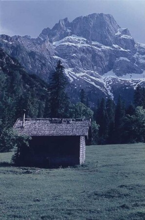 Hütte vor Bergpanorama