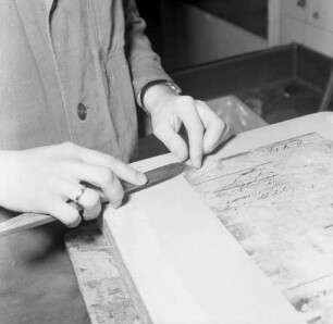 Marburg, Bismarckstraße 32. Archivschule. Restaurierung. Vorsichtiges Lösen einer Pergaminseite vom Untergrund