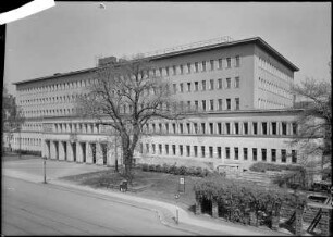 Dresden-Altstadt, Ammonstraße 8. Verwaltungsgebäude des Reichsnährstandes (Reichsbahndirektion, 1938; O. Kohtz). Straßenansicht mit Haupteingang