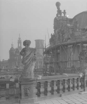 Dresden. Wiederaufbau des Zwinger, Blick zum Glockenspielpavillon, im Hintergrund das Schloss