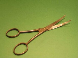 Haarschneideschere mit gebogenem Scherblatt