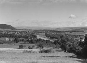 Höxter. Blick über Stadt und Weser : Höxter. Blick vom Ziegenberg nach Nord-Nordosten über die Stadt und die Weserschleife mit Weserbrücke Höxter, links der Räuschenberg