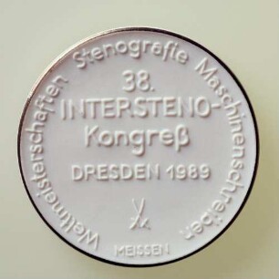 Meisterschaftsmedaille 38. Intersteno-Kongress in Dresden 1989 : Medaillensammlung Stenografische Sammlung. Meisterschaftsmedaille 38. Intersteno-Kongress in Dresden 1989. Porzellan; Durchmesser 51 mm, Gewicht 19,5 g (1989; Porzellanmanufaktur Meißen). Dresden: SLUB R c 0325