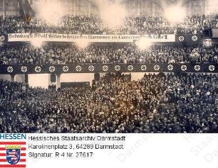 Frankfurt am Main, 1933 Febr. 23 / NS-Kundgebung in der Festhalle / Blick auf die überfüllten, mit Hakenkreuztransparenten geschmückten Tribünen und in den Saal