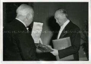 Bei einem Empfang zum 70. Geburtstag von Bundespräsident Heuss zeichnet dieser Bundeskanzler Adenauer aus