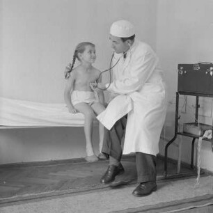 Gesundheitsvorsorge eines Kindes im Kindersanatorium in Bankja