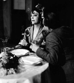 Kabarett der Komiker: Asta Nielsen; in: "Kriminalsketch Zimmer 16"; am Tisch mit Stahl Nachbaur (seitlich gesehen)