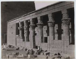 Tempel der Isis, Philae: Ansicht, Mammisi im Ersten Hof
