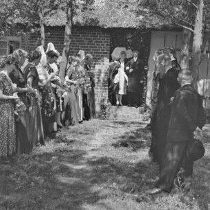Sorbische Hochzeit in Burg-Kauper. Der Hochzeitsbitter ,,Pobratš" verabschiedet nach altem Brauch das Hochzeitspaar. : Serbski kwas w Kupaŕskich Bórkowach. Braška,, Pobratš "rozžohnuje po starym nałožku kwasny por.