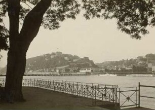 Koblenz. Festung Ehrenbreitstein : Koblenz, Ehrenbreitstein: Ort und Festung vom linken Rheinufer aus gesehen. Schiffbrücke nach Koblenz