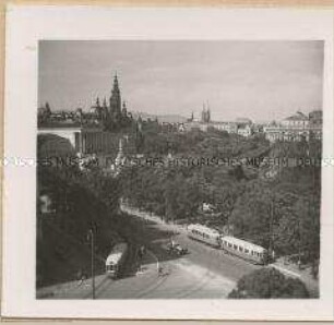 Wien, Blick vom Café Bellaria über die Ringstraße, links Parlament, Rathaus, Universität, Doppeltürme der Votivkirche, rechts Volksgarten und Burgtheater