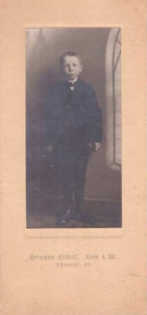 Foto Junge mit Kommunionsanzug
