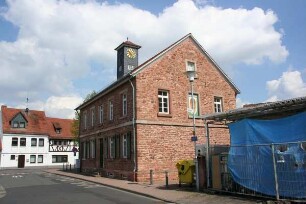 Ehem. Schule/Rathaus (Massivbau); Mainhausen, Rathausstraße 2