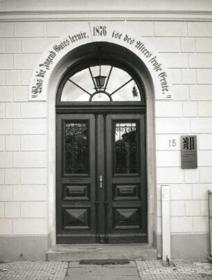 Dresden-Weißer Hirsch, Luboldtstraße 15. Pestalozzischule (1876). Portal
