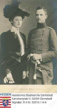 Karl Eduard Herzog v. Sachsen-Coburg-Gotha (1884-1954) / Porträt in Uniform mit Ehefrau Viktoria Adelheid geb. Prinzessin v. Schleswig-Holstein-Glücksburg (1885-1970), Kniestücke