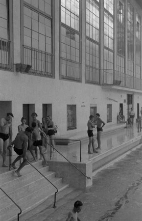 Schwimmhalle des Stadtbads Mitte in der Gartenstraße 5 : Blick auf Badende im Schwimmbecken