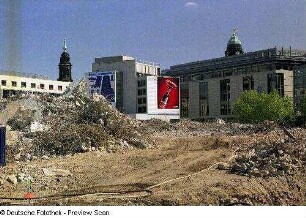 Blick über die Abrißfläche des ehem. Centrum Warenhauses (Karstadt) gegen Büro- und Geschäftshaus (Esders) und Kaufhaus Karstadt