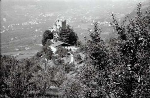Dorf Tirol: Brunnenburg von oben