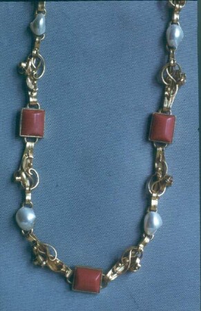 Halskette : Halskette. Gold, Rolltechnik, Perlen, Granat (vor 1962; J. Eckert)