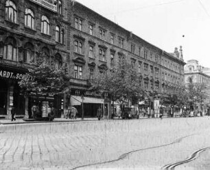 Budapest, Terez krt : Ungarn, Budapest. Blick vom Hotel Britannia auf Geschäftsstraße