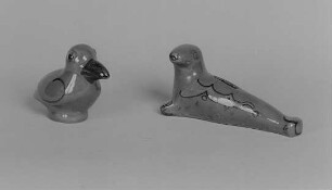 Rabe und Seehund als Sparbüchsen : Rabe und Seehund als Sparbüchsen. Irdenware, Majolika, bemalt, glasiert; H. ca. 9 cm und L. 17,2 cm (1. H. 20. Jh.; K. Feuerriegel). Museum im Schloß Frohburg V 481/95, V 482/95