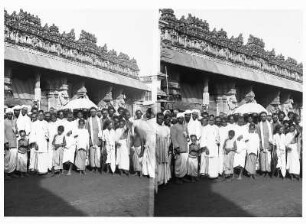 Indien. Gruppe indischer Männer und Kinder posieren vor einem Tempel