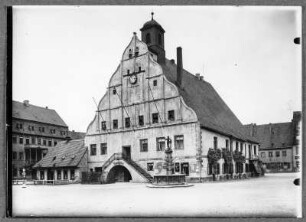 Breit und mächtig steht das Rathaus mitten auf dem Markt in Grimma