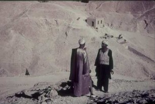 Reisefotos Ägypten. Zwei Männer auf einem Weg im Wüstengebirge