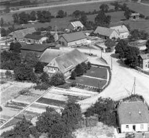 Hof von Familie Krogmann (Dorfring): Luftbild: im Vordergrund links Einmündung der Bahnhofstraße, im Hintergrund links Einmündung der Bachstraße