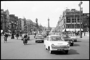 Dublin: O'Connell Street von der Brücke aus