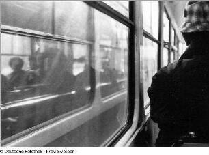 Blick auf eine vorbeifahrende Straßenbahn, fotografiert aus einer Straßenbahn in Dresden