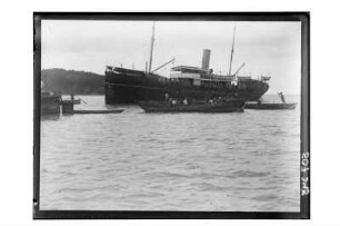 Dampfschiff und Boote im Hafen : Thailand. Dampfer nahe einer Anlegestelle zusammen mit Ruderbooten, 1908/1913 (vgl. df_hauptkatalog_0507548)