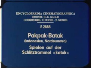 Pakpak-Batak (Indonesien, Nordsumatra) - Spielen auf der Schlitztrommel »ketuk«