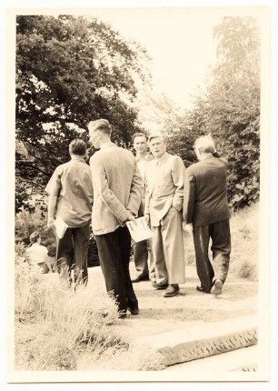 Bundesgartenschau 1955, Kassel: Besuchergruppe mit Hermann Mattern