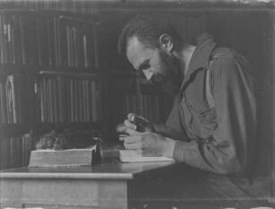 Rudolf Zimmermann : Portrait von Rudolf Zimmermann am Schreibtisch sitzend.