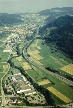 Trassierung mit Blick in Richtung Stuttgart. In Bildmitte links Gruibingen, links unten Autobahnmeisterei Stützpunkt