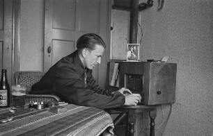 Zweiter Weltkrieg. Niederlande unter deutscher Besatzung. Angehöriger der deutschen Wehrmacht in der Unterkunft am Radio (wohl bei Den Haag)
