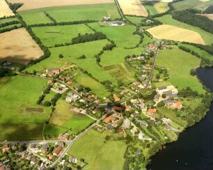 Luftbild: Blick nach Nordwesten: alte Ortsmitte: von links unten Rausdorfer Straße und Trittauer Straße, von links Hamburger Straße, von Bildmitte nach oben Lütjenseer Straße, vom oberen Bildrand Sieker Straße, von oben rechts Straße Pfefferberg, unten rechts Großensee