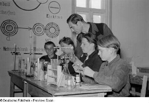 Schüler mit Lehrer beim Chemieunterricht