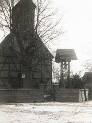 Mahdel, Herzberg. Dorfkirche mit freistehendem Glockenturm