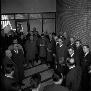 Reinfeld: Kreistagssitzung am 13. Februar 1962: Besichtigung der "Opal-Werke", Strumpffabrik Margaritoff & Schaffer GmbH: Vorhalle: Begrüßung der Abgeordneten und des Kreispräsidenten Friedrich Hardt durch Inhaber Heinz Schaffer