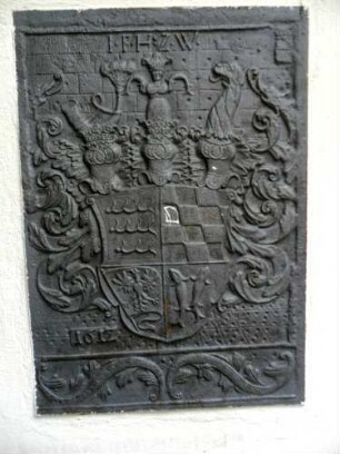 Stadtbild-Kelter (1572) - Umfassungsmauer im Westen-Eiserne Kartusche mit Herzoglich-Württembergischen Wappen sowie Initialen und Jahr 1612