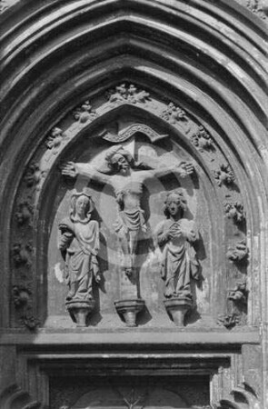 Tympanon am Südportal der katholischen Pfarrkirche Hirschberg