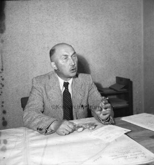 Rosch, Willy: geboren 12. April 1890: bis 1955 Leiter des Katasteramtes in Bad Oldesloe; 1950 bis 1962 Bürgerworthalter von Bad Oldesloe: Einwohner von Bad Oldesloe: in Büro, am Schreibtisch: in Händen Brille, Zigarre