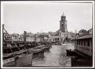 Deventer, Niederlande. Schiffbrücke mit Lebuiniuskirche. Blick über die Issel